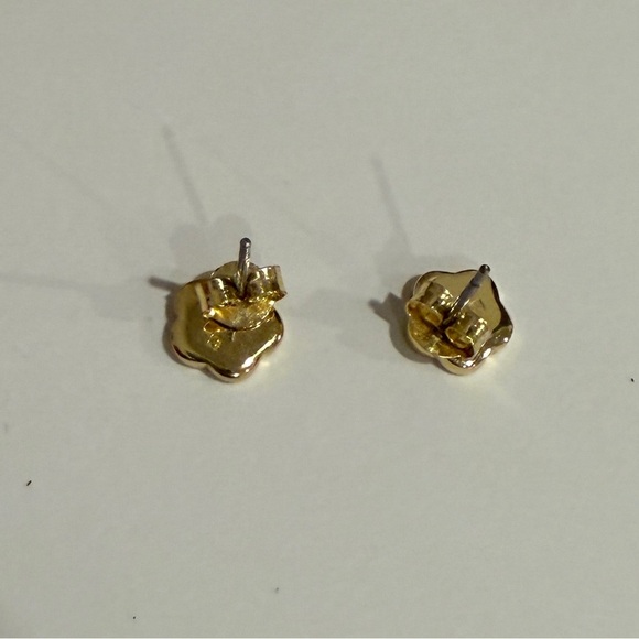 🔻FINAL SALE🔻 Ana Luisa Rei Flower Earrings - Picture 2 of 4